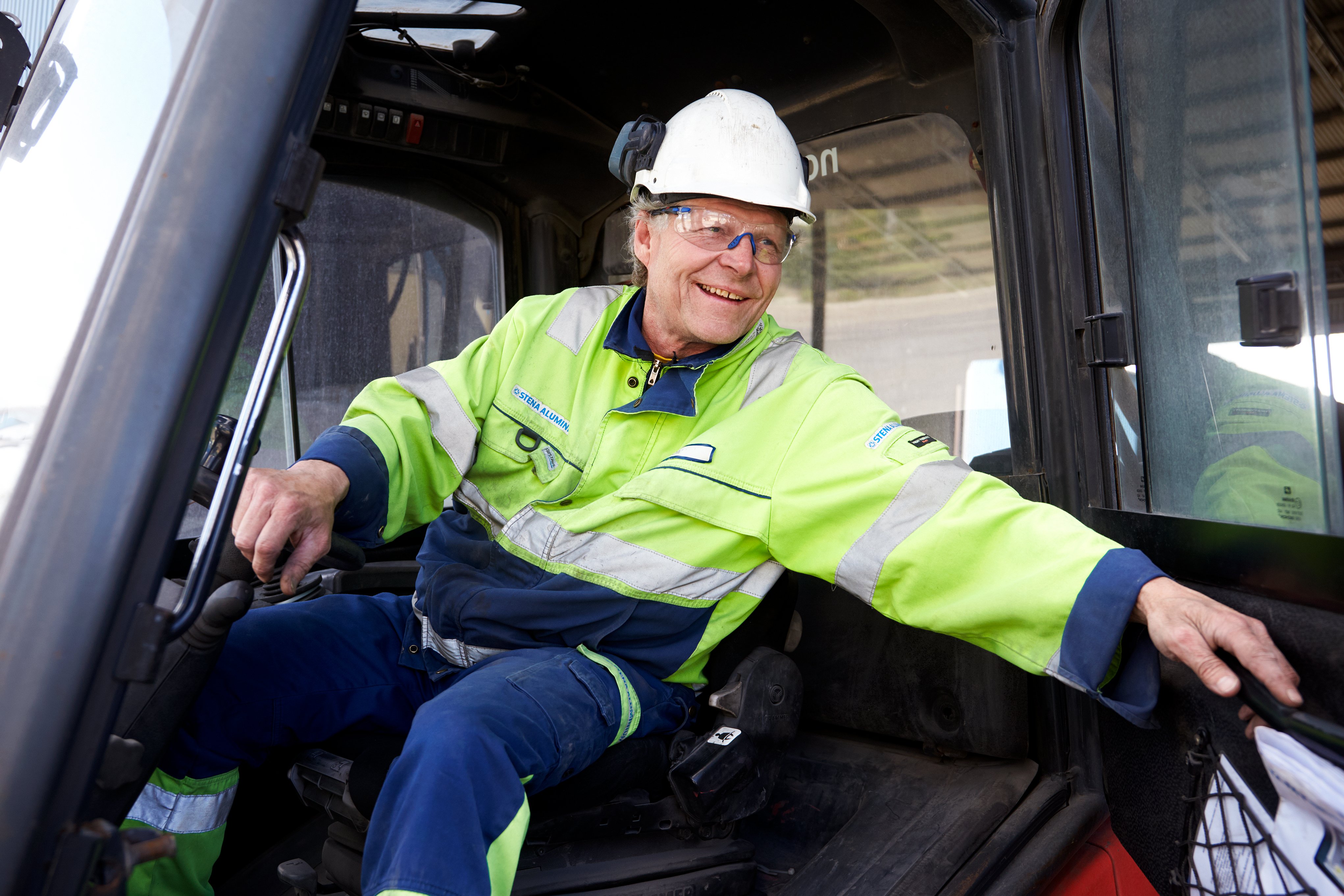 Lächelnder Mitarbeiter von Stena Aluminium in einem LKW in Älmhult, Schweden.