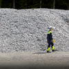Ein Mitarbeiter von Stena Aluminium läuft vor einem Haufen Aluminium
