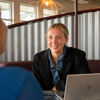 En medarbetare på Stena Aluminium diskuterar arbetet med en annan medarbetare