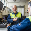 En medarbetare på Stena Aluminium som granskar visst material