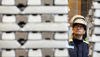 Ein Mitarbeiter von Stena Aluminium, der das Material prüft