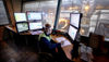 En medarbetare på Stena Aluminium som tittar på analyser på datorn
