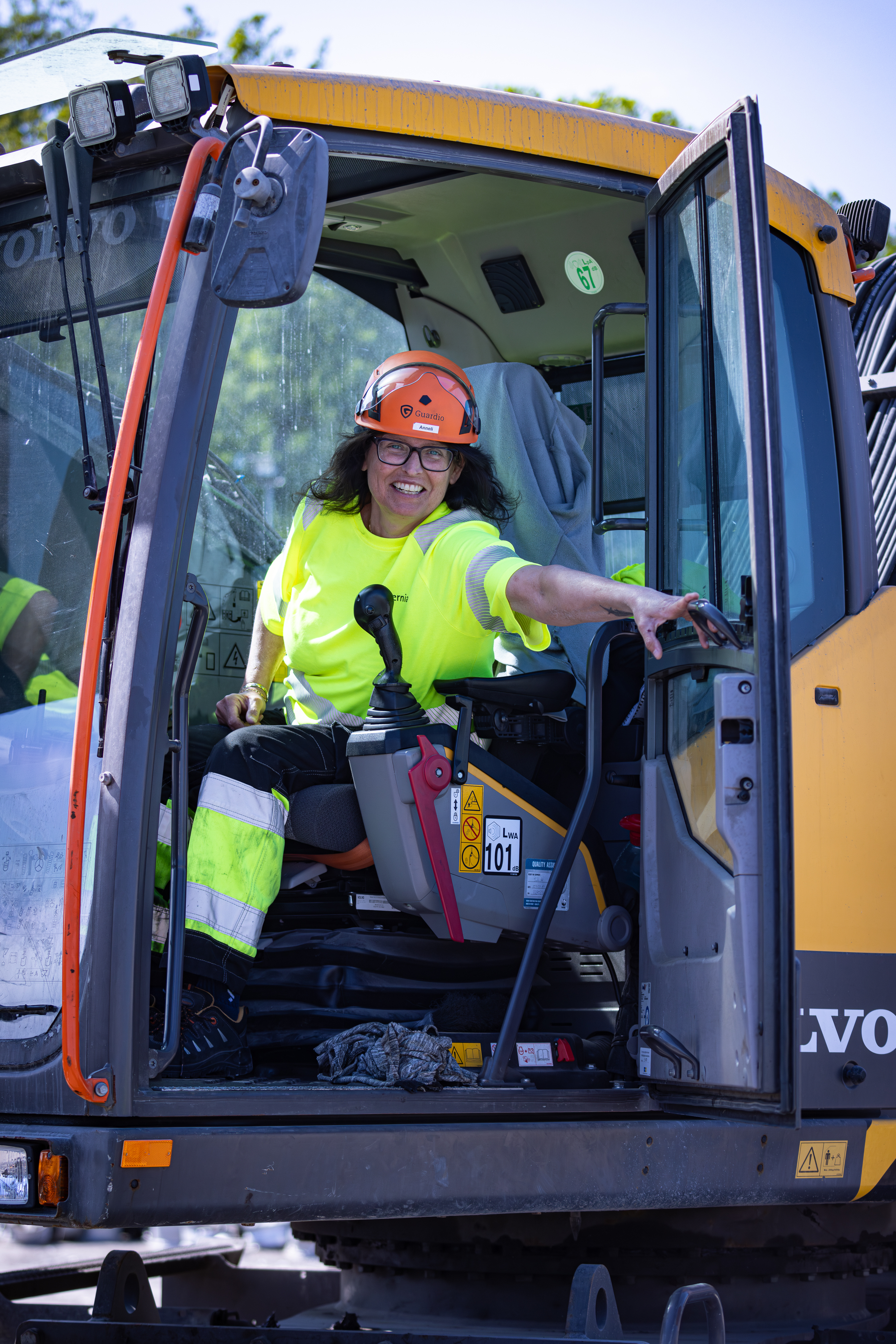Lächelnder Mitarbeiter von Stena Aluminium in einem LKW in Älmhult, Schweden.