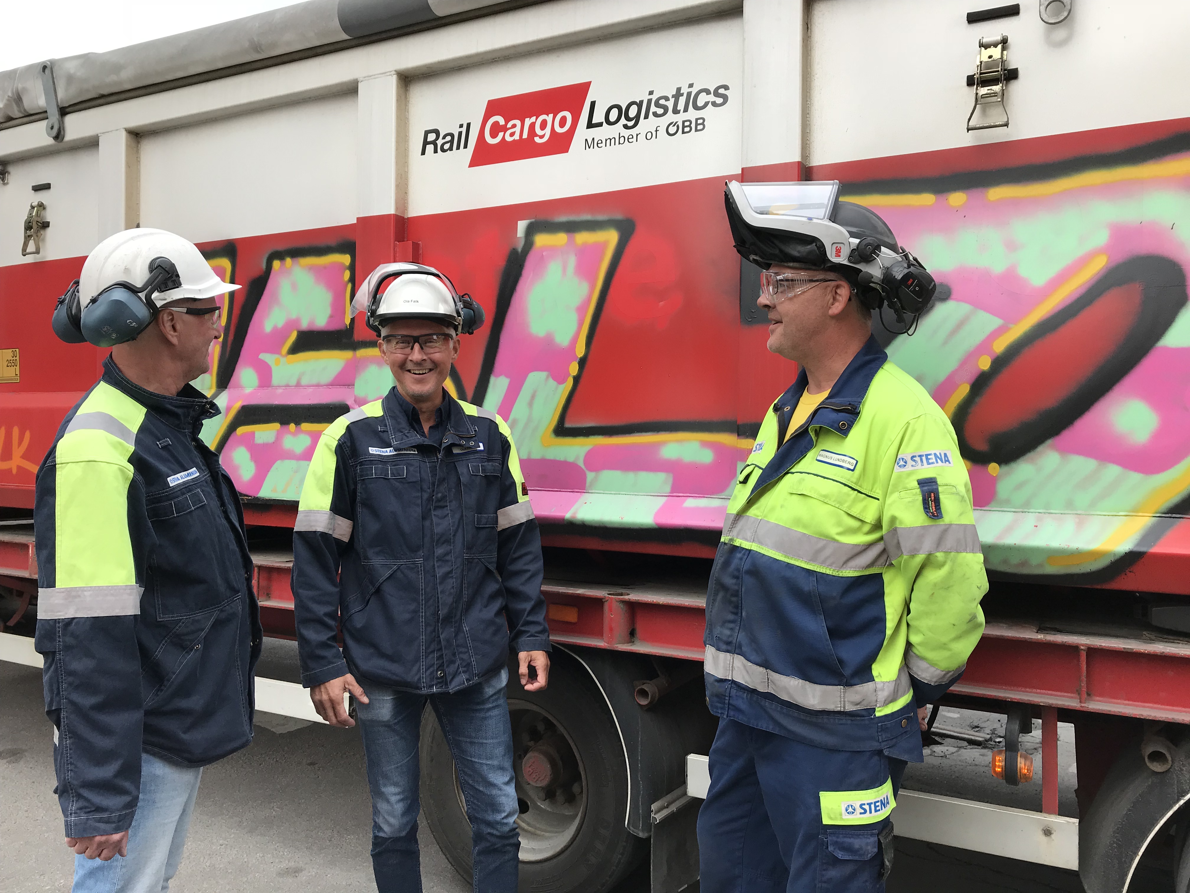 Stena Aluminium anställda som står vid en tågtransport