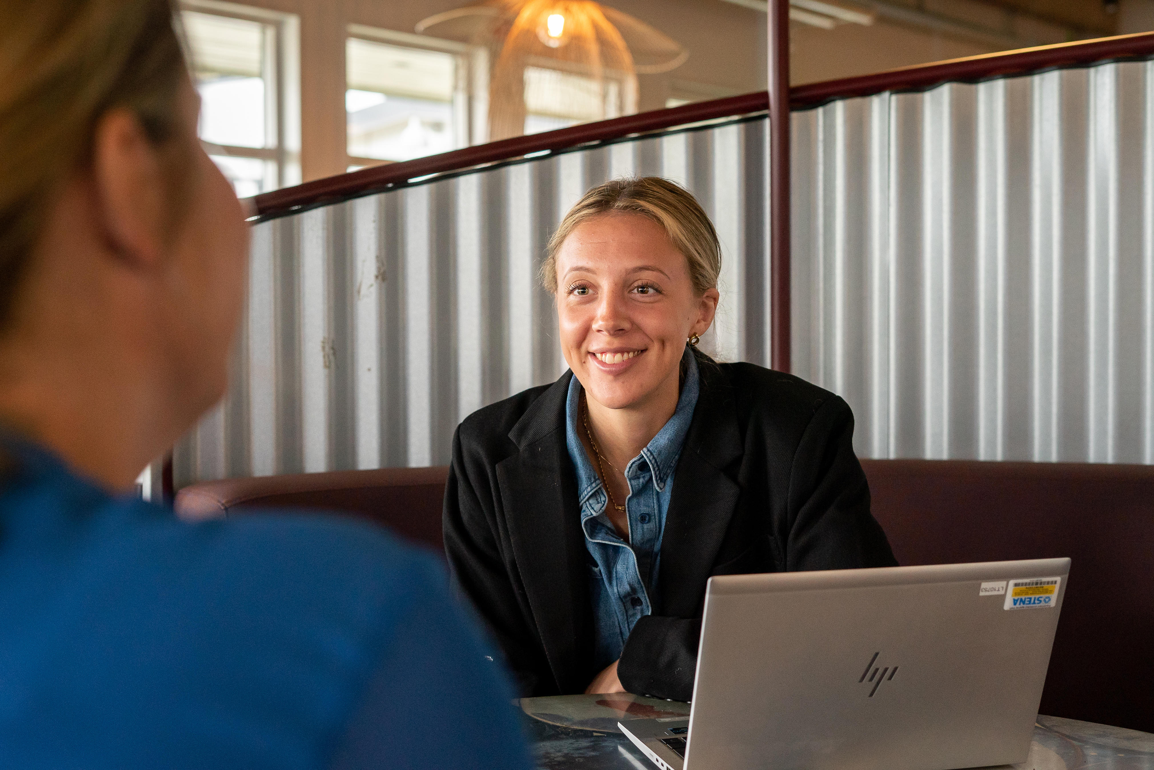 En medarbetare på Stena Aluminium diskuterar arbetet med en annan medarbetare