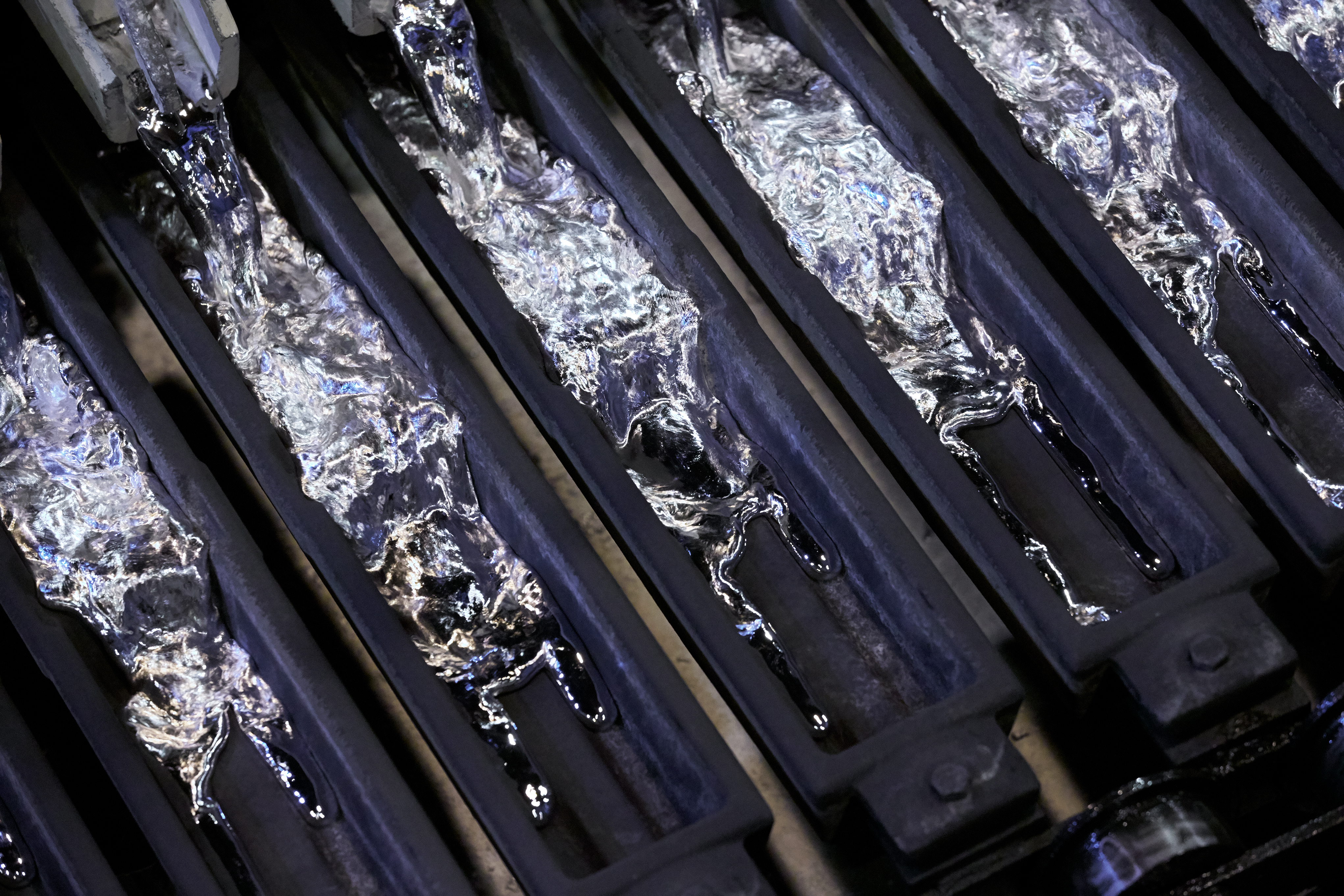 Nahaufnahme von Aluminium, das in Gussteile bei Stena Aluminium gegossen wird